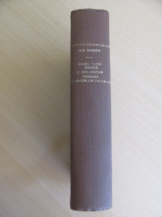 Como fazer amigos e influencia pessoas de Dale Carnegie - 1ª Edição