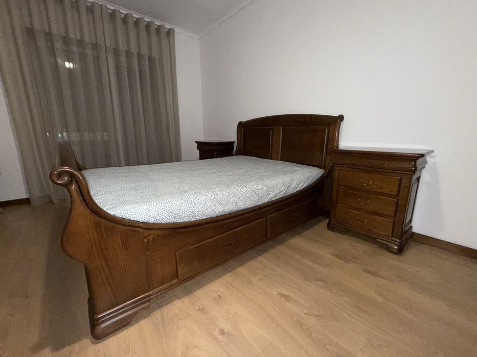 Cama + cómoda + mesas cabeceira