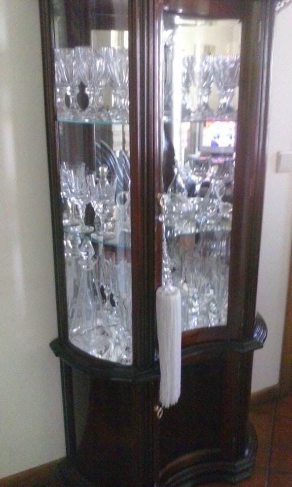 Vitrine de madeira com espelho