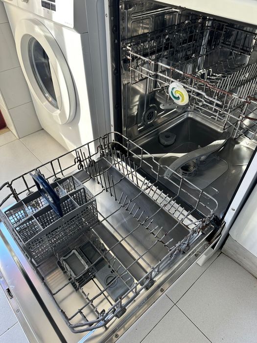 Máquina de lavar loiça em bom estado de funcionamento.