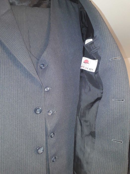 Garnitur męski trzyczęściowy firmy Sunset Suits 194/124/114