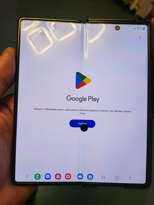 Fold 2,деффект пятно на доп,экране,не влияет на работу,батарея новая