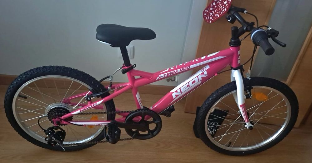 Bicicleta marca Neon roda 20' cor de rosa e branco