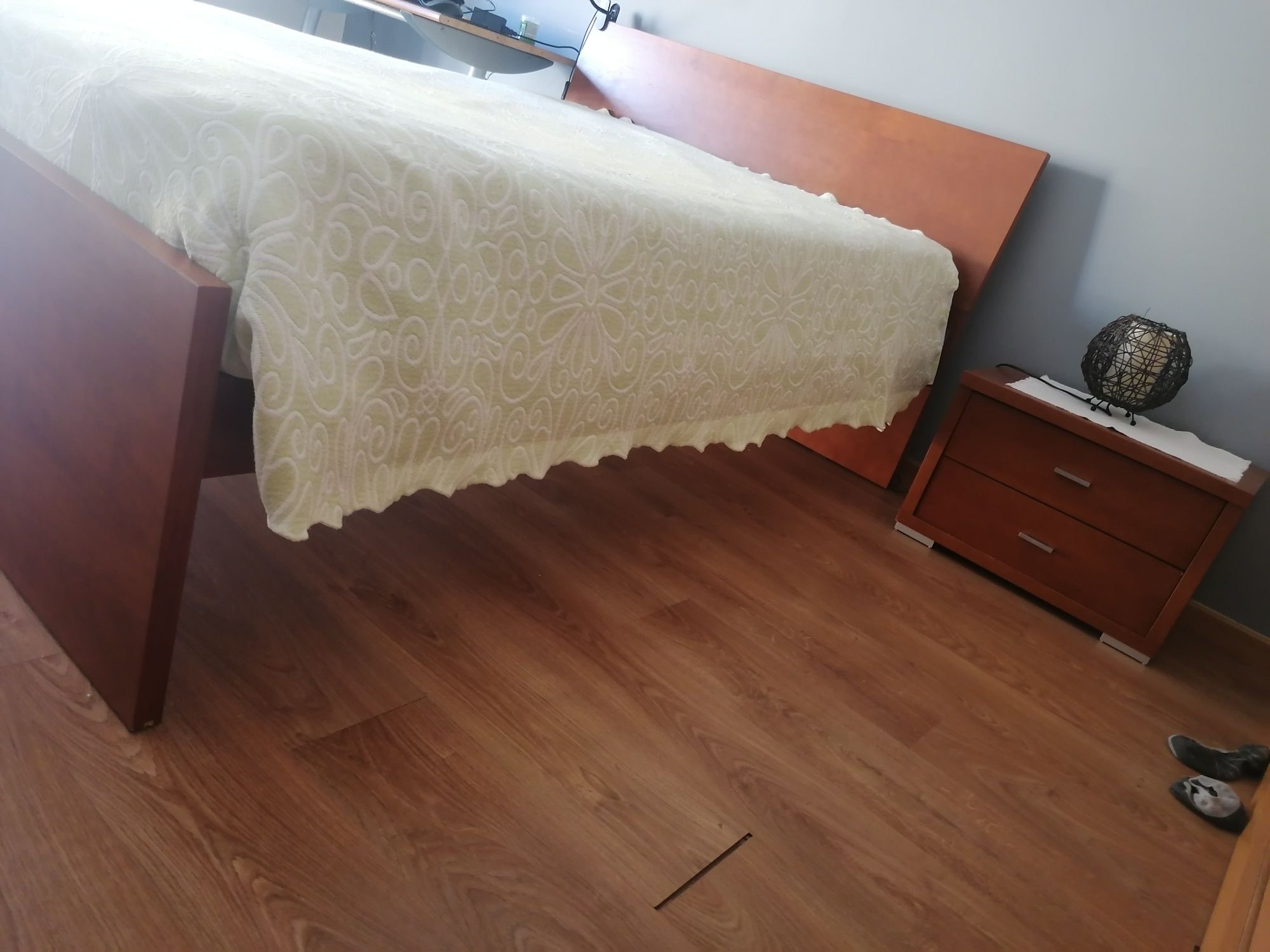 Cama de casal e  mesinha cabeceira