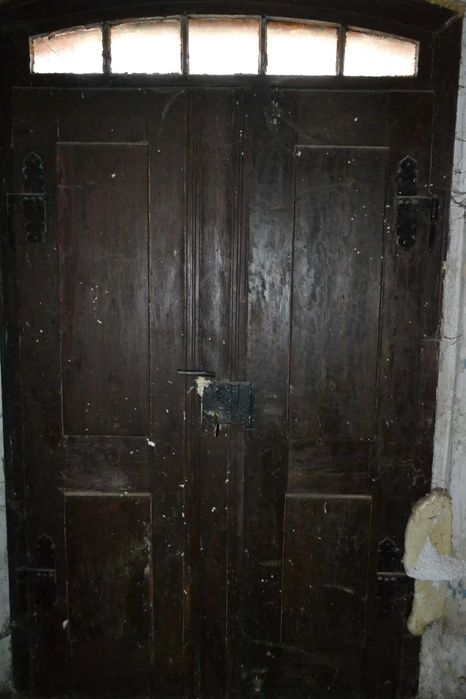 Stare zabytkowe drewniane drzwi zewnętrzne