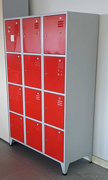 Cacifos metálicos com 12 compartimentos