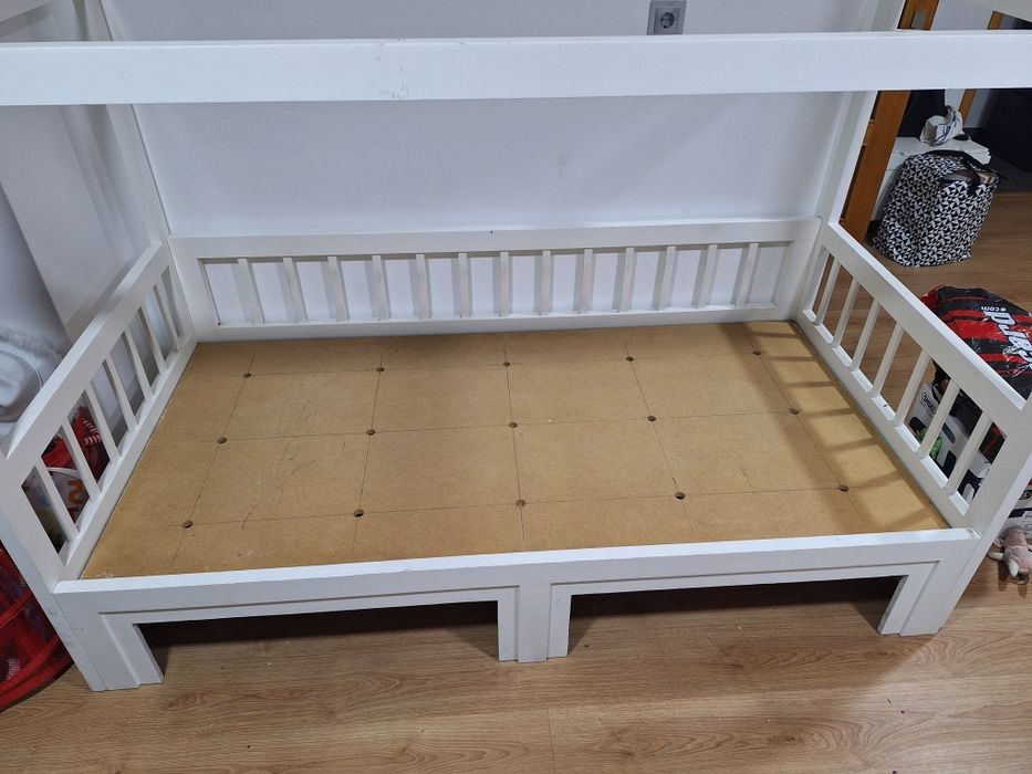 Cama Montessori em bom estado com estrado