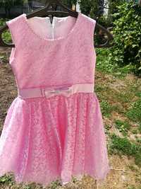 Нежно розовое пышное платье