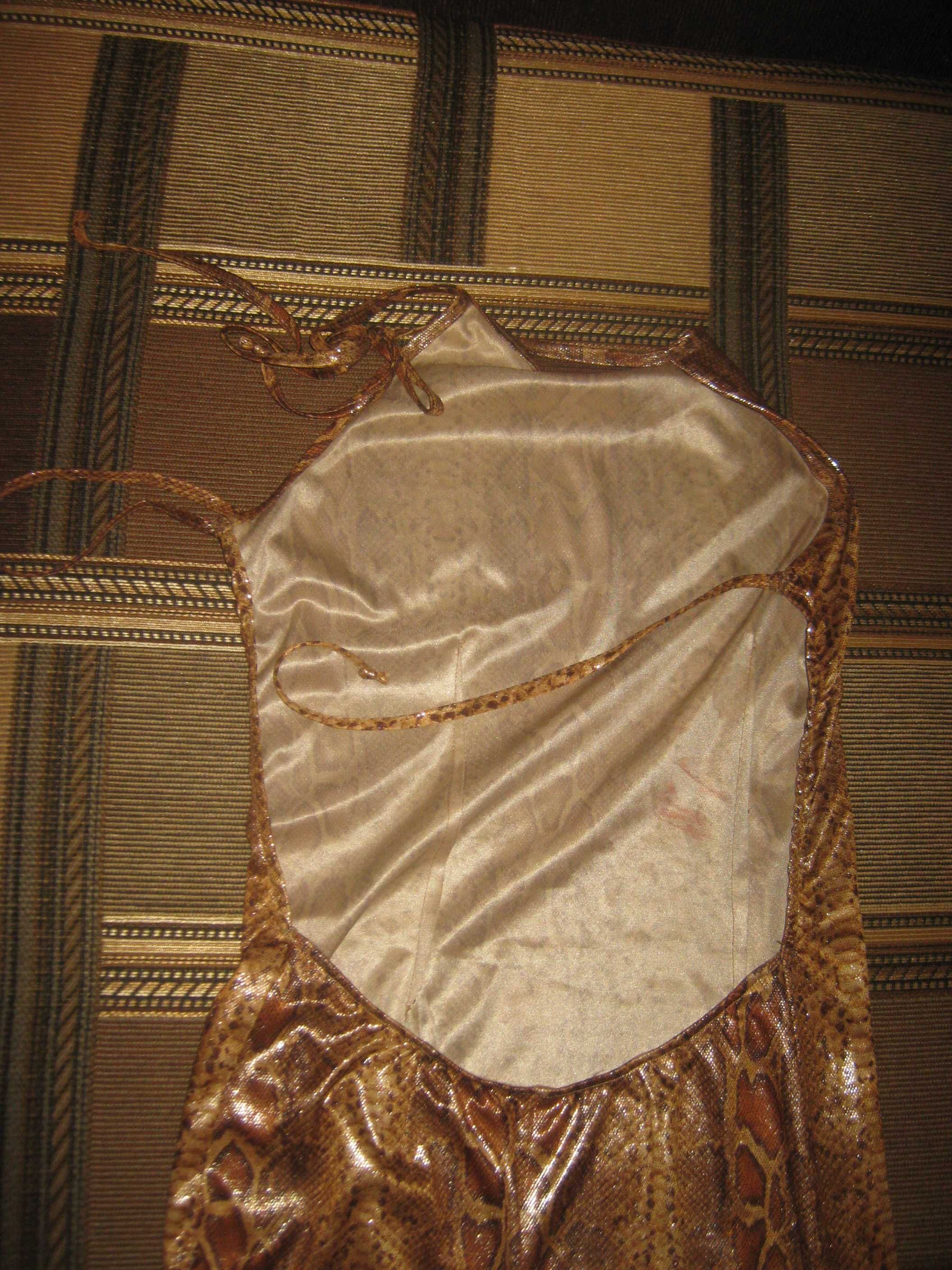 Платье с боковым разрезом