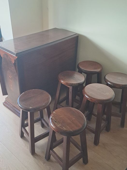 Mesa de sala e 6 bancos