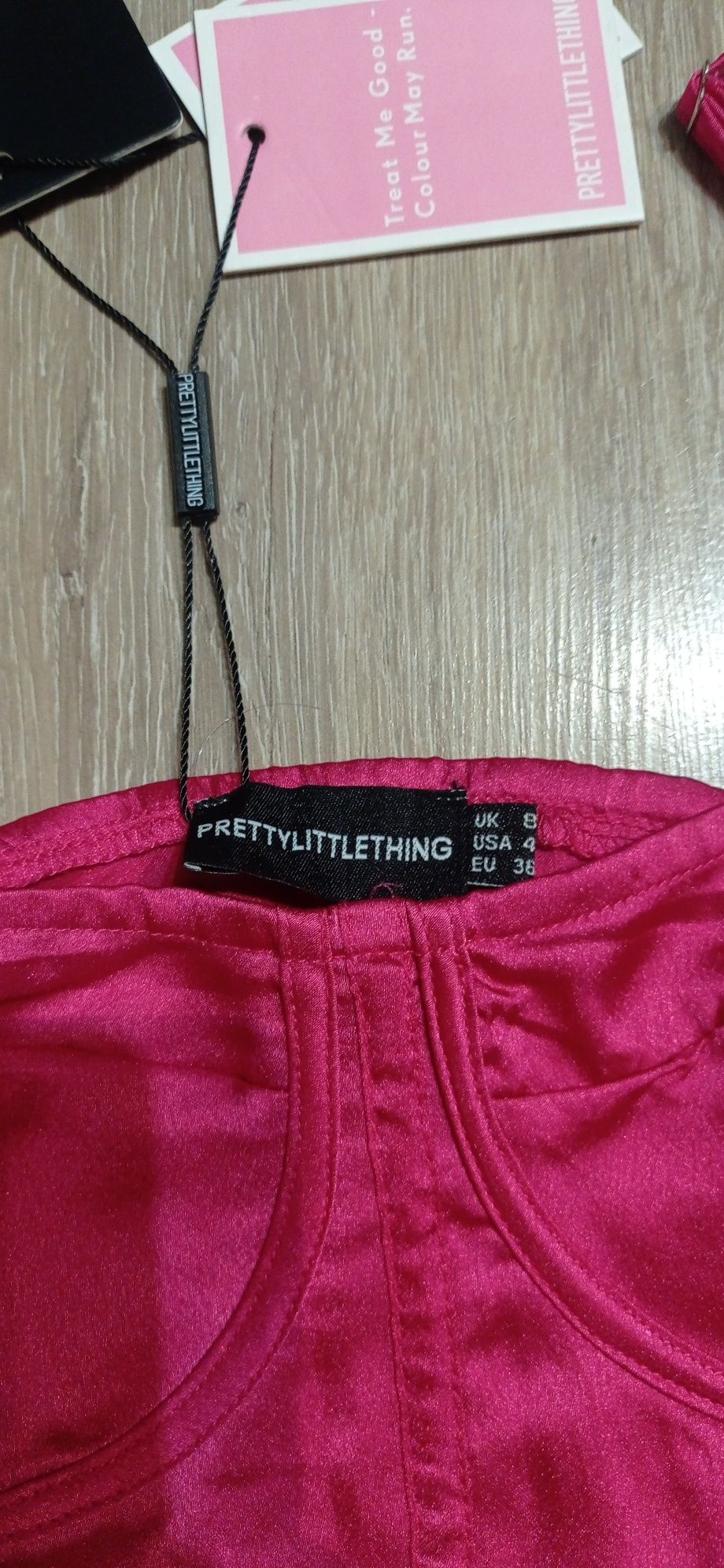 Sukienka koktajlowa drapowana PrettyLittleThings S