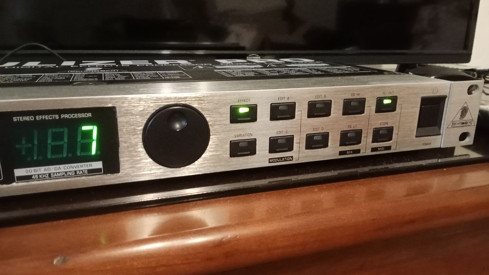 Processador de efeitos Behringer Modulizer PRO