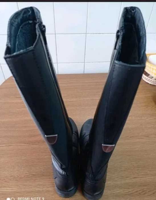 Botas cano alto .
