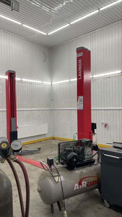 Бокс на два заїзди з ямою і підйомником.