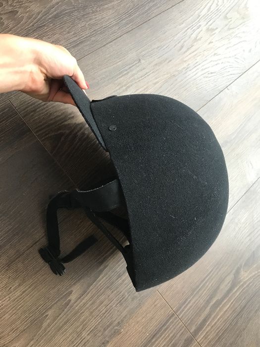 Kask jeździecki z karbonem oraz daszkiem, toczek