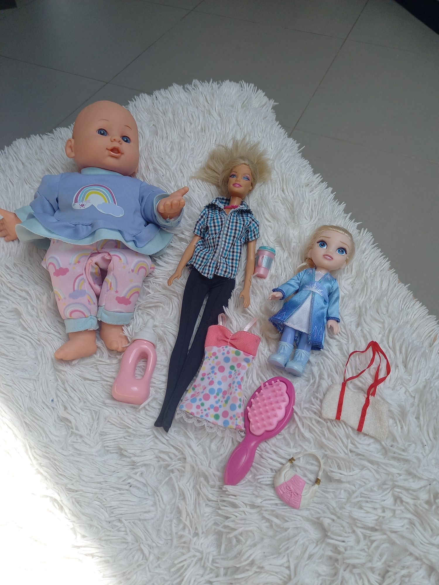 Zestaw 3 lalek dziewczęcych:lalka bobas, lalka Barbie I akcesoria