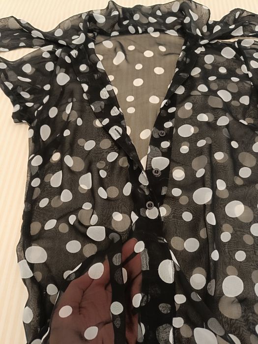 Blusa preta com bolas brancas tamanho S