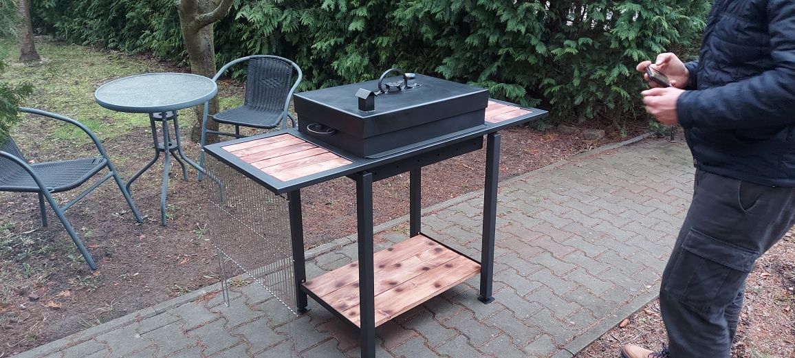 Nowy  grill  ładnie wygląda.