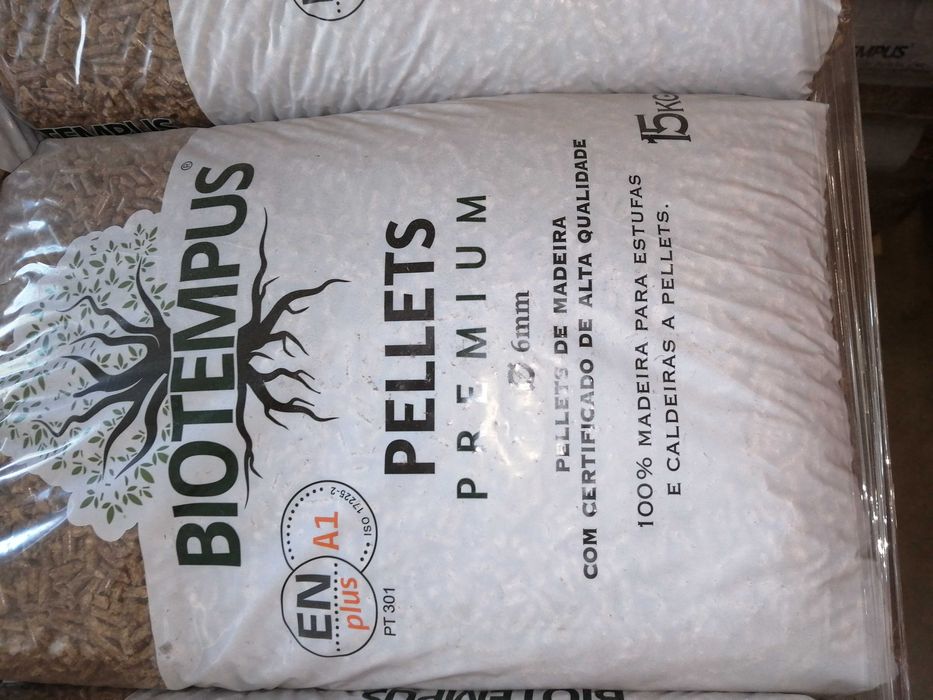 Lenha seca ao saco e ao Metro cúbico