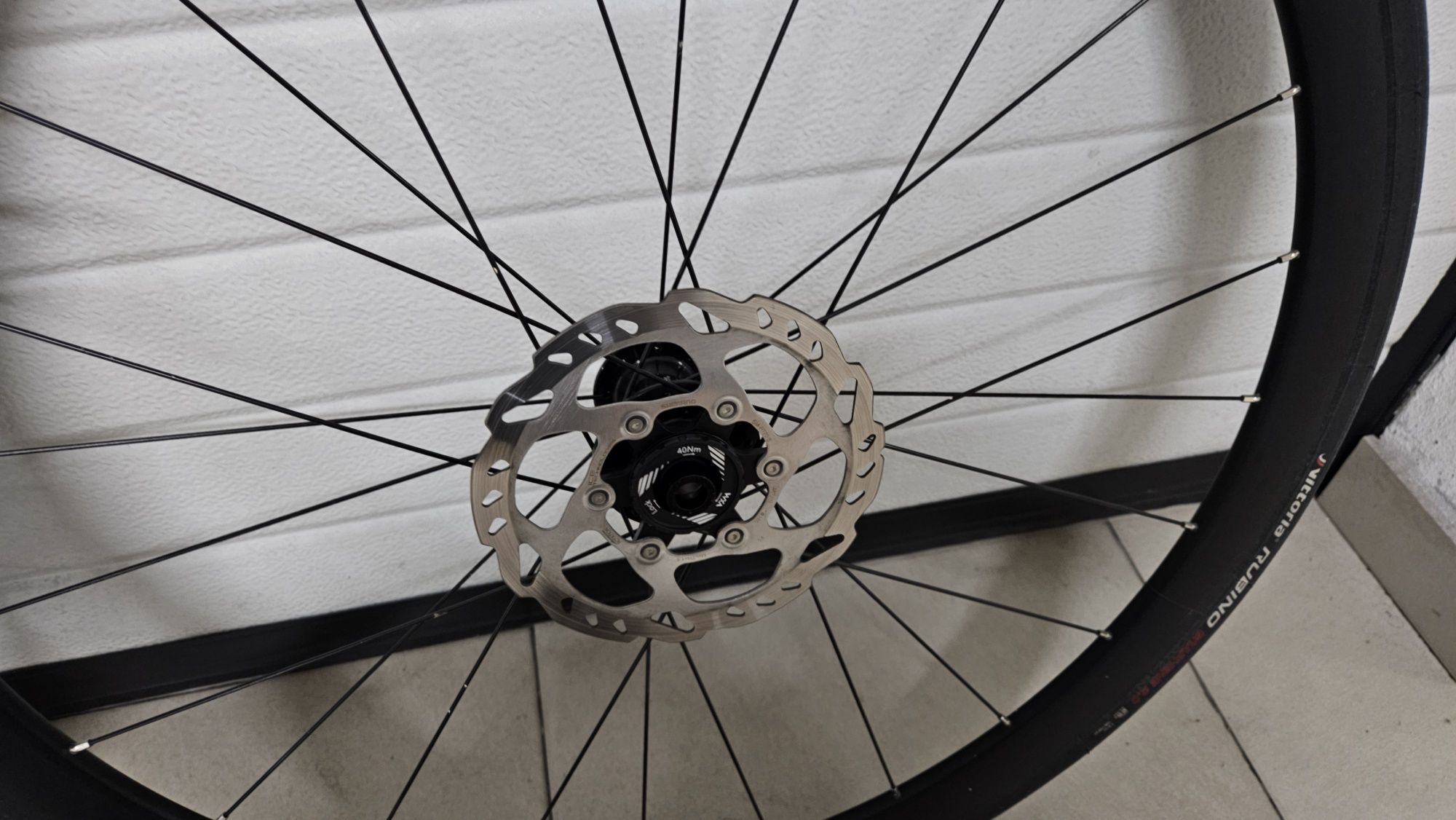 Rodas Vision Team 30 com pneus e discos.