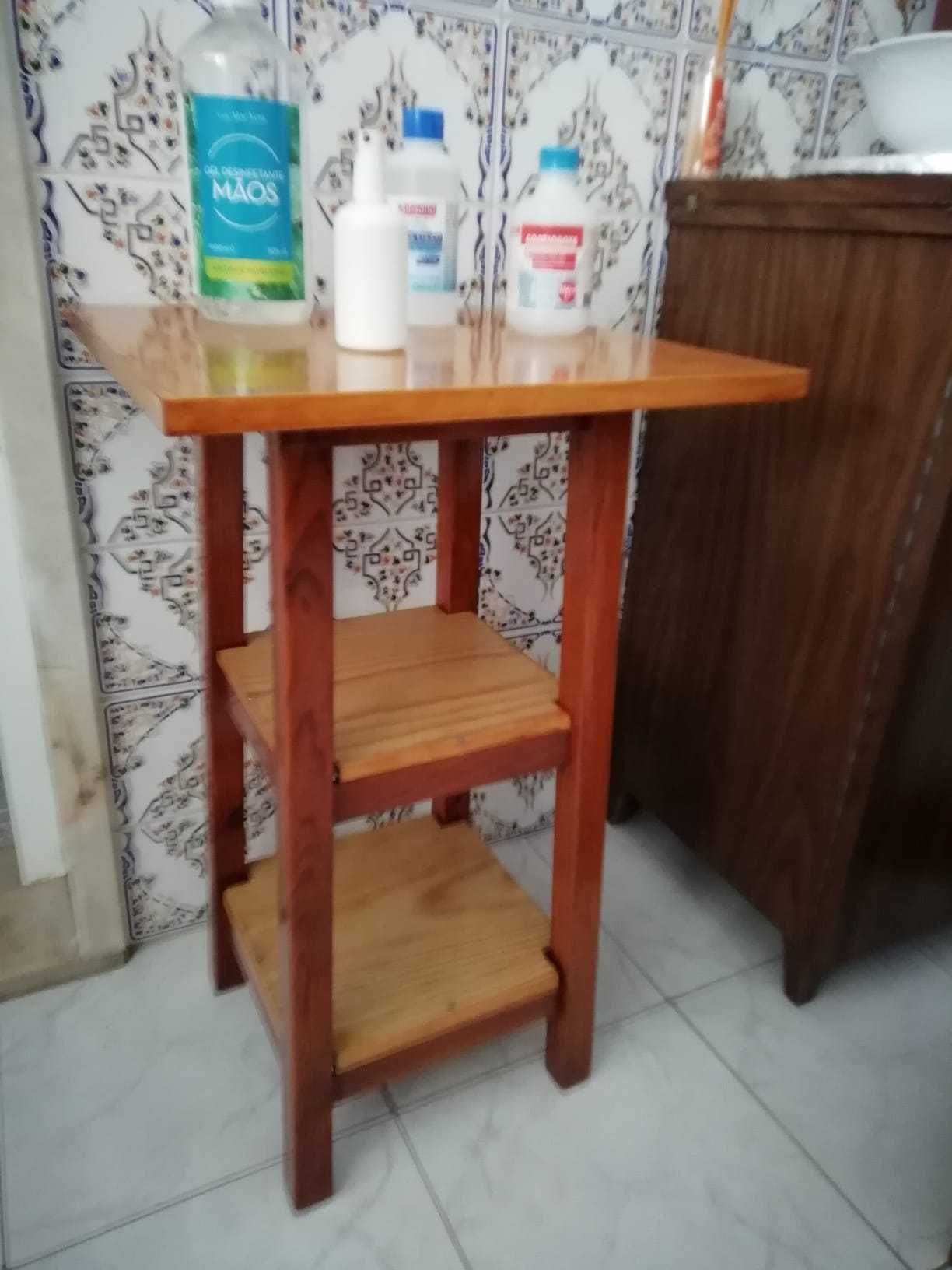 Mesa  Pequena Decorativa de Apoio Há Entrada Para Gel e Álcool