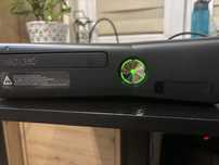 Konsola xbox 360 z kierownicą i padem