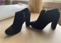 2 pares botins preto em camurça