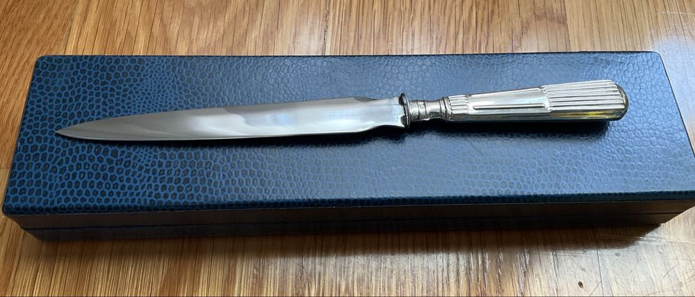 Abre cartas em prata de lei, com estojo azul.