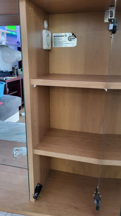 Szafka łazienkowa wisząca z lustrami i oświetlenie