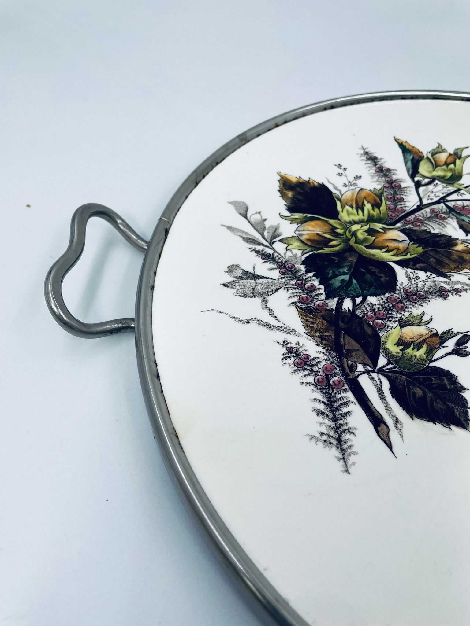 Taca, patera porcelanowa z motywem orzechów laskowych