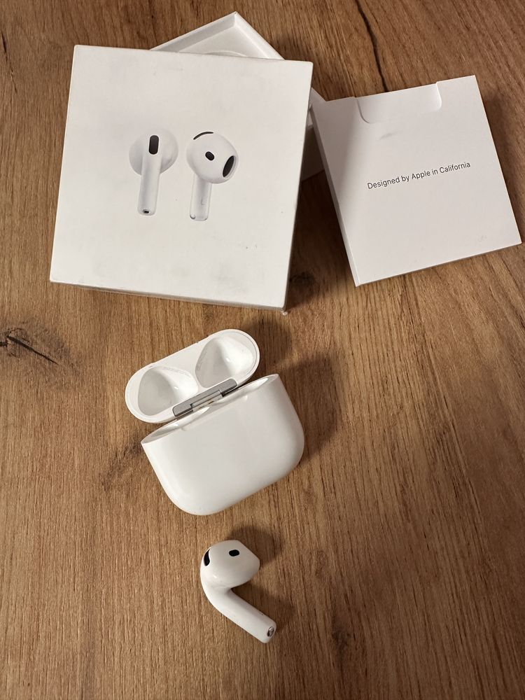 Робочий кейс та лівий навушник AirPods4