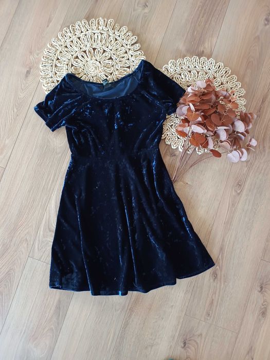 Ciemnogranatowa welurowa rozkloszowana sukienka Forever21 38M