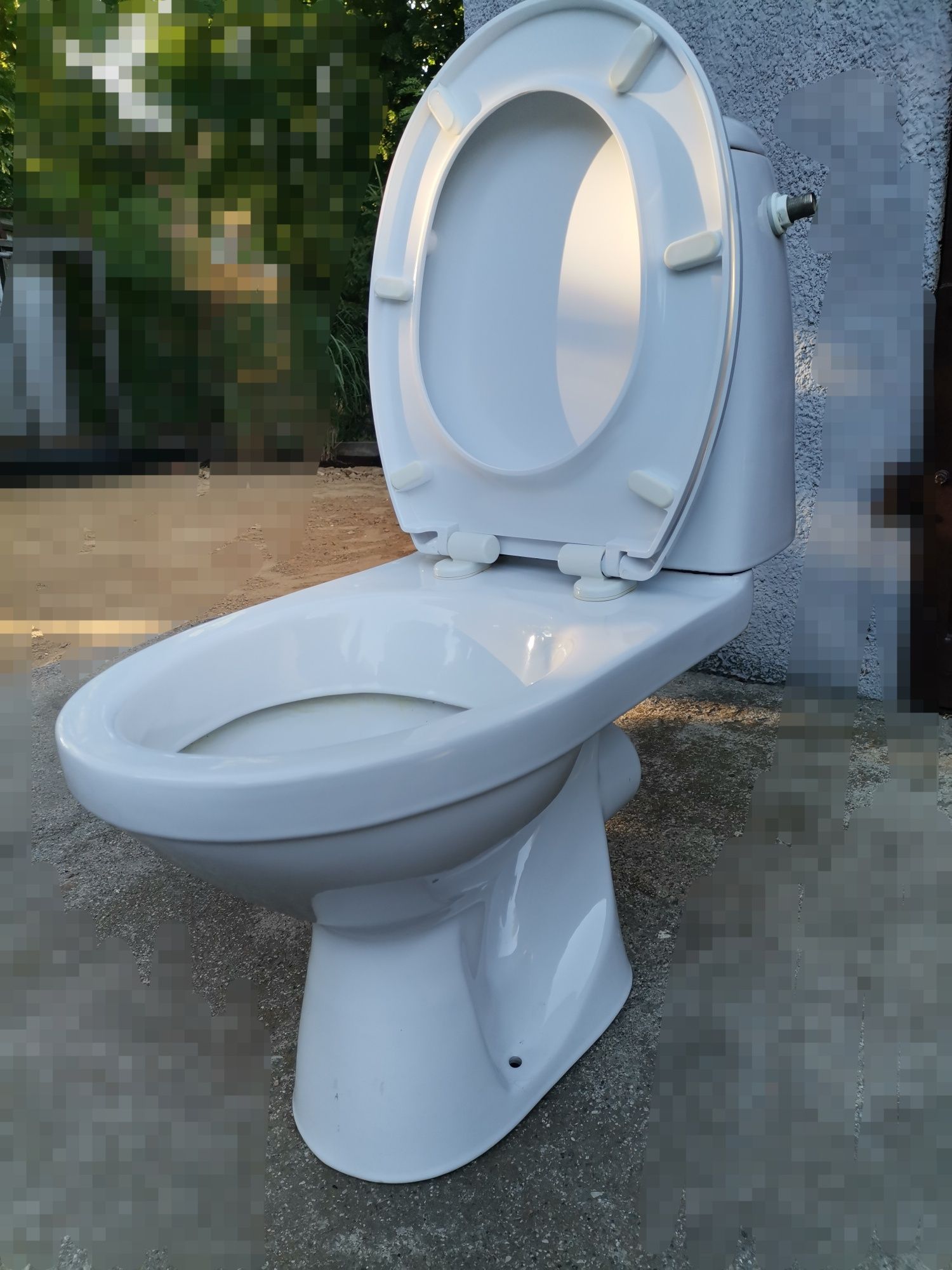 WC z nową deską sedesową