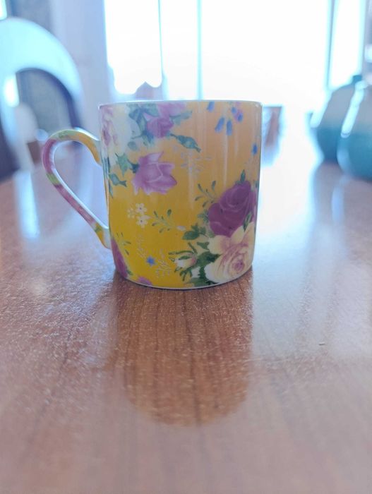 Conjunto de 6 chávenas em porcelana com padrões florais coloridos