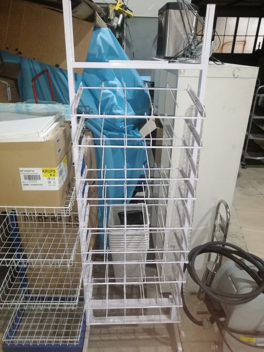 Expositor de ferro com gaveta