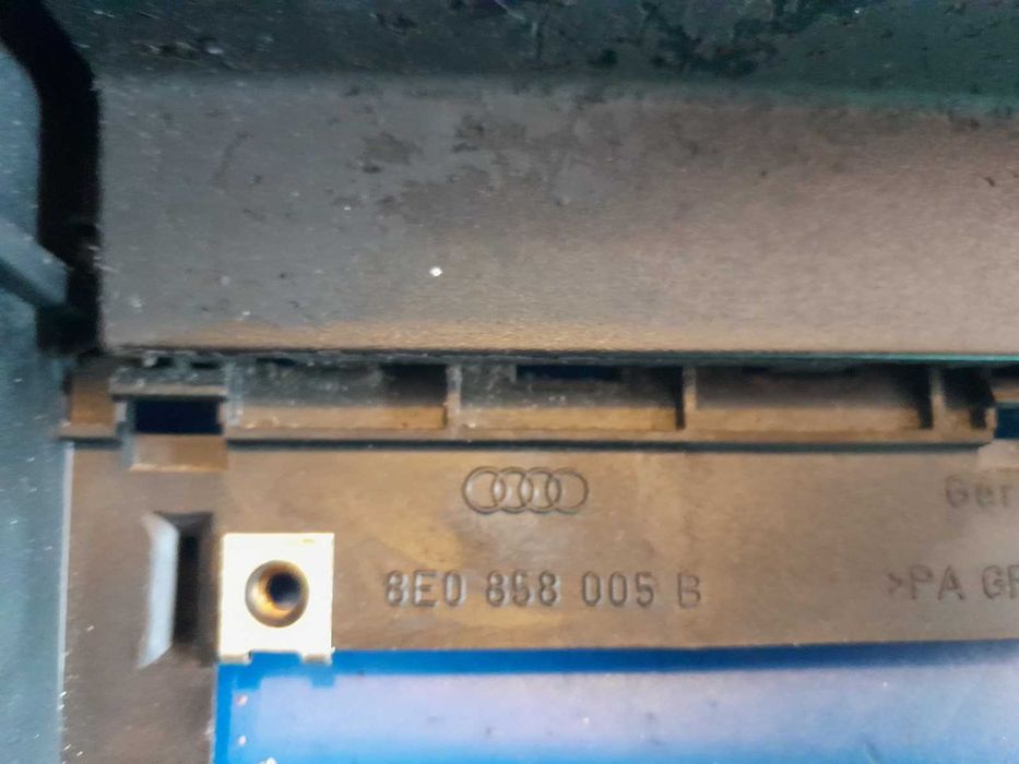 Konsola środkowa ramka radia stelaż Audi A4 B6 8E0'858005B
