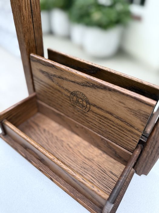 Toaletka z lustrem i pojemnikiem na kosmwtyki lub klucze