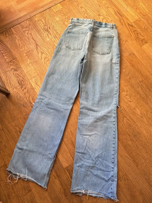 Сині джинси — універсальний вибір для будь-якого образу