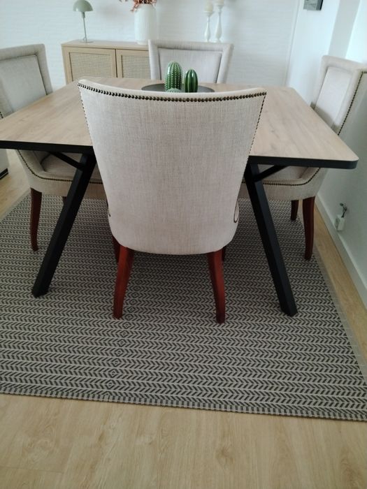 Mesa conforama  + 4 cadeiroes gato preto, em excelente estado