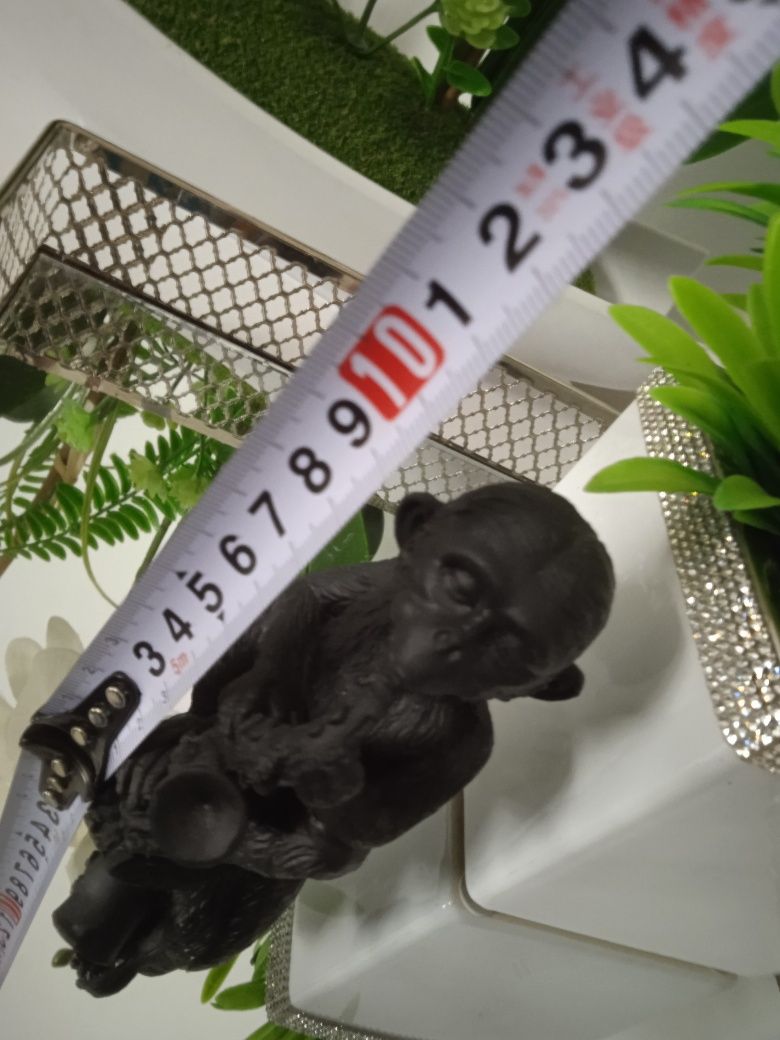Figurka dekoracyjna czarna małpka