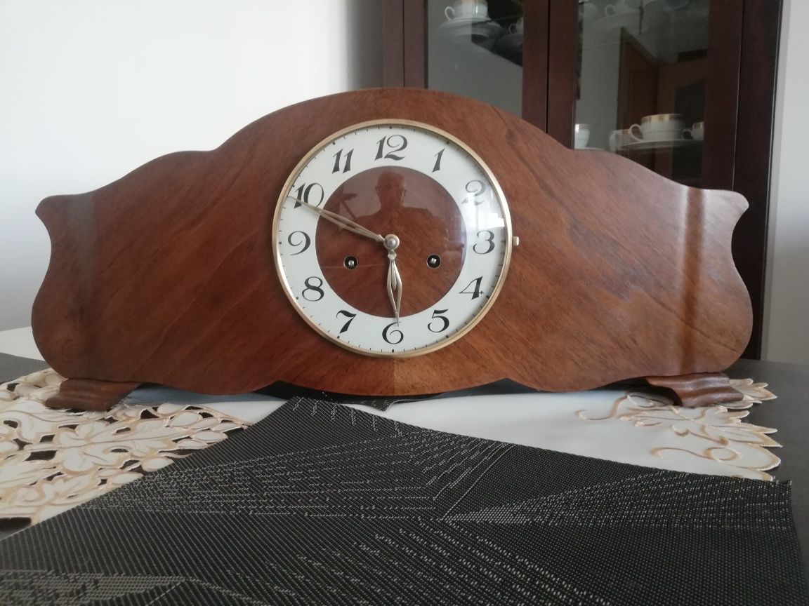 Stary zegar kominkowy.