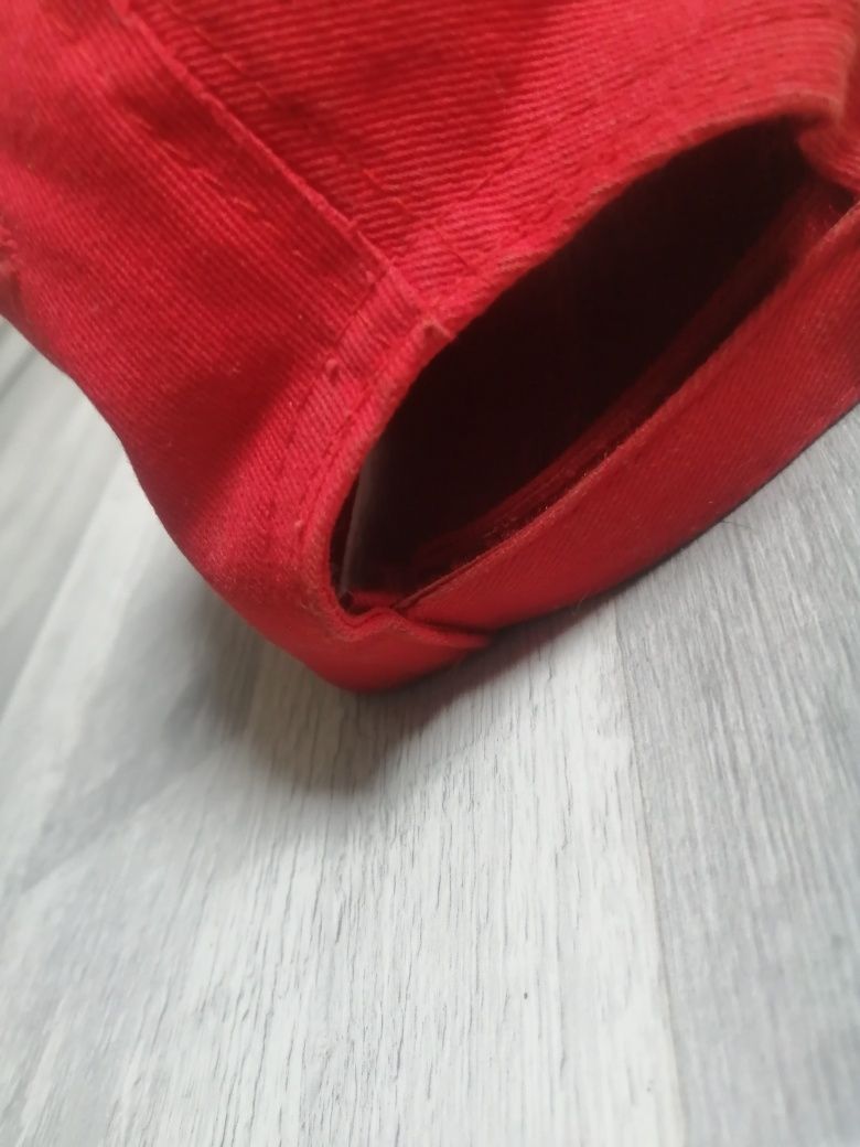Czerwona czapka Guess UNISEX