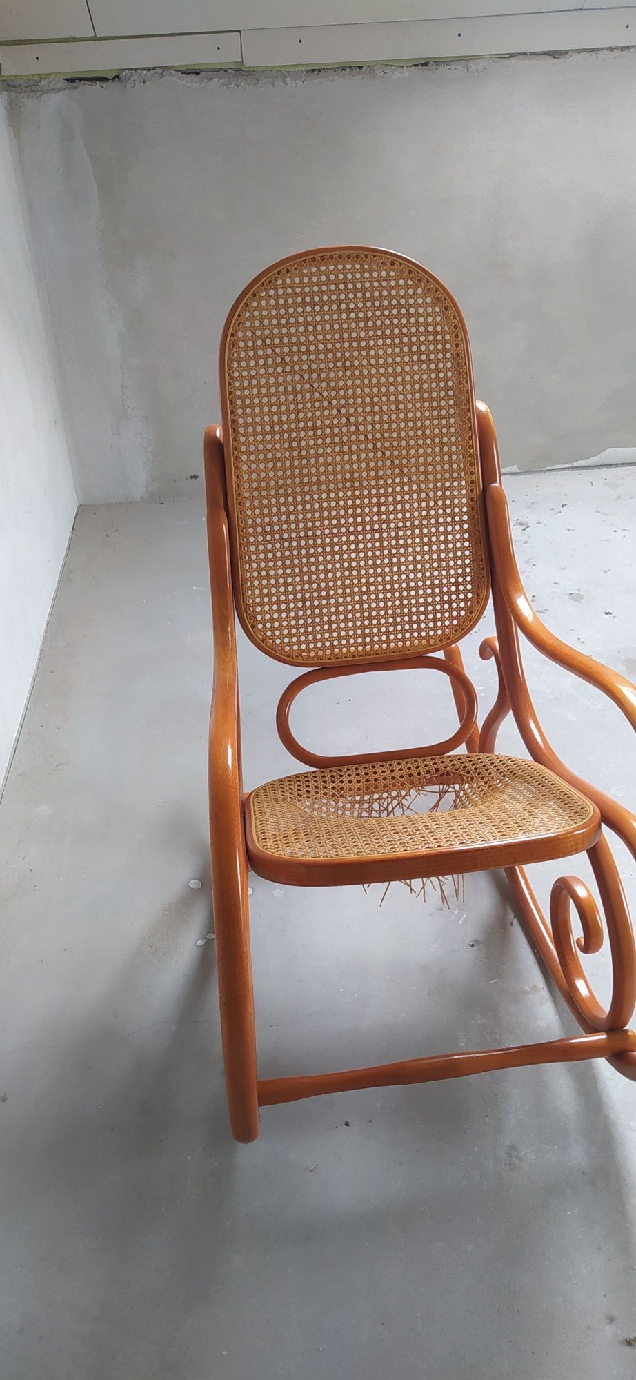Fotel bujany rattanowy