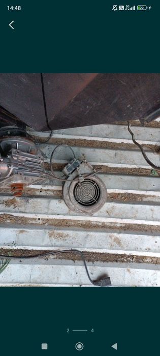 Podajnik do pieca wwraz ze zbiornikiem.