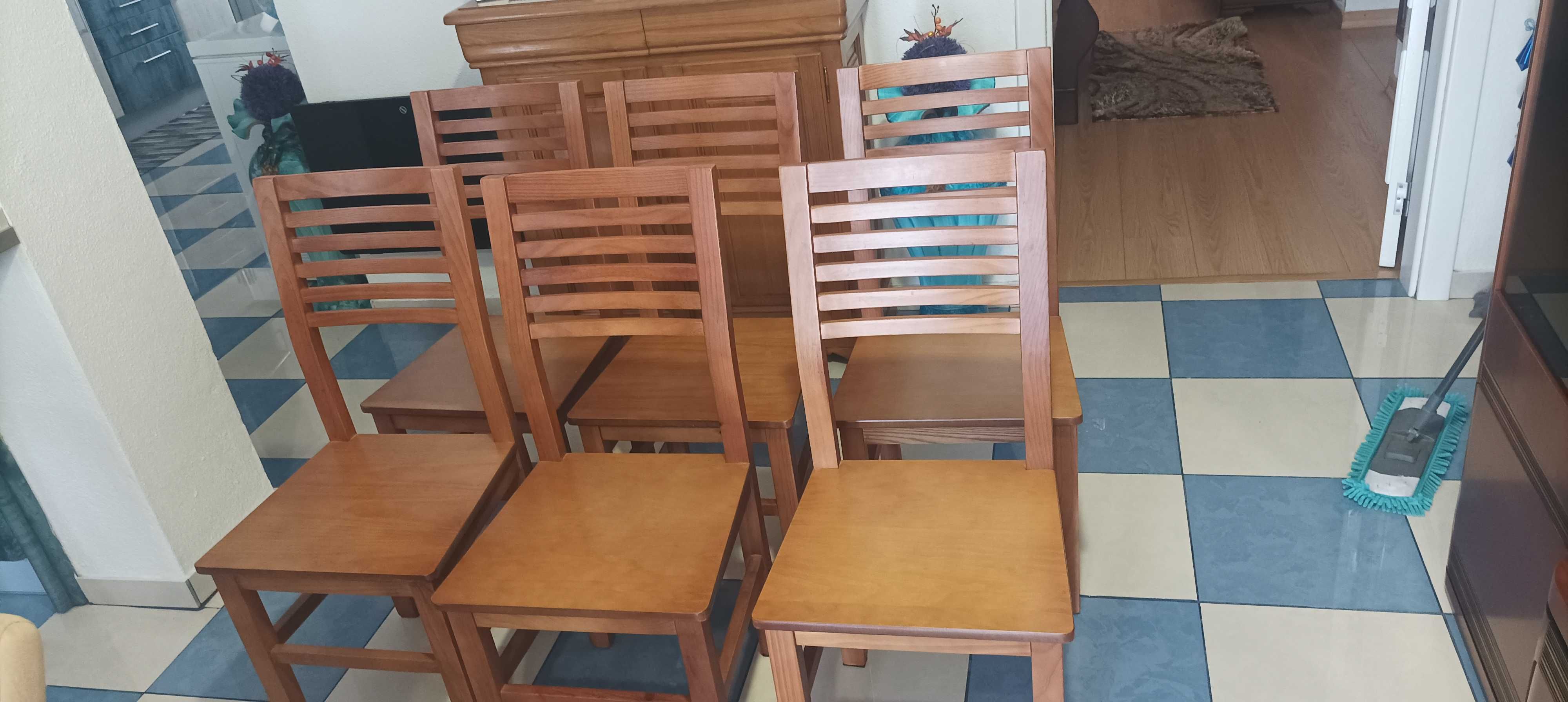 Conjunto de 6 cadeiras em madeira