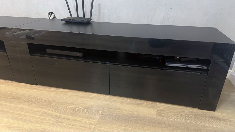 Szafka rtv czarna 140 x 40 cm pod telewizor wnęka na dekoder głośnik