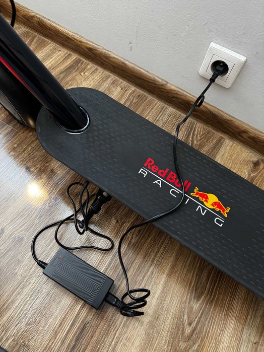 Hulajnoga elektryczna Redbull Racing 8.5