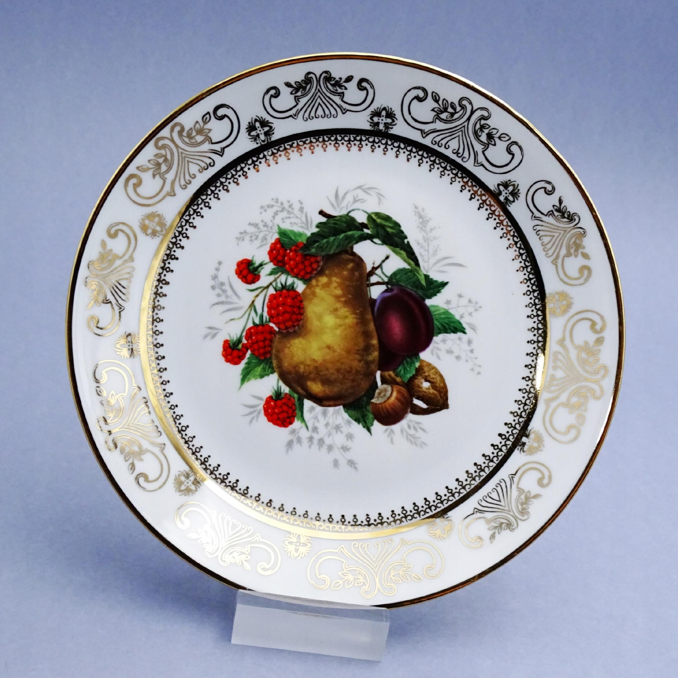 stary  talerzyk porcelanowy owoce gruszka śliwka leszczyna jeżyna