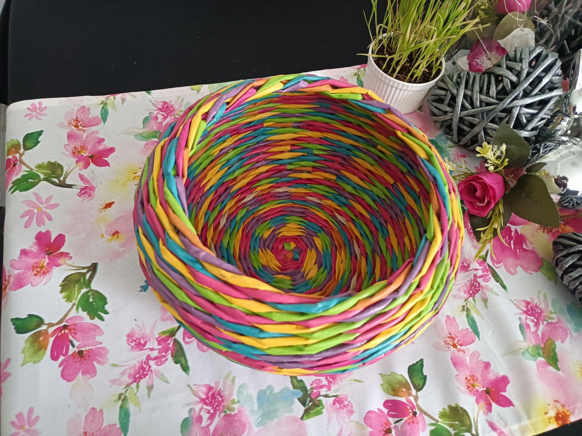 Kolorowy koszyczek z papierowej wikliny