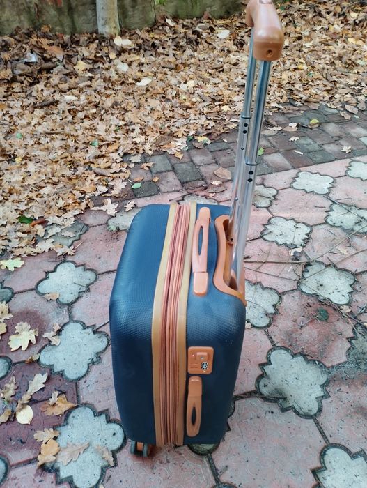 Продам чемодан в хорошому стані